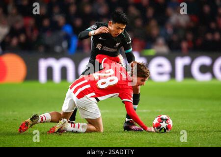 Eindhoven, pays-Bas. 29 janvier 2025. EINDHOVEN, PAYS-BAS - JANVIER 29 : Wataru Endo du Liverpool FC se bat pour la possession avec Tygo Land du PSV lors du match MD8 de l'UEFA Champions League 2024/25 entre le PSV Eindhoven et le Liverpool FC au PSV Stadion le 29 janvier 2025 à Eindhoven, pays-Bas. (Photo de Broer van den Boom/Orange Pictures) crédit : Orange pics BV/Alamy Live News Banque D'Images