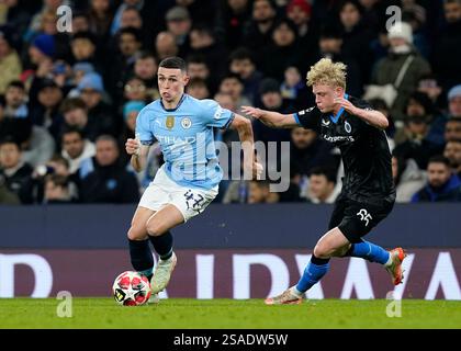 Manchester, Royaume-Uni. 29 janvier 2025. Phil Foden de Manchester City avec Joaquin Seys de Bruges lors du match de l'UEFA Champions League à l'Etihad Stadium de Manchester. Le crédit photo devrait se lire : Andrew Yates/Sportimage crédit : Sportimage Ltd/Alamy Live News Banque D'Images