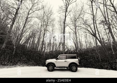 Ford Bronco Big Bend dans la neige - Caroline du Nord, USA [image noir et blanc] Banque D'Images