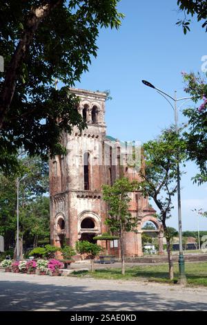 Basilique notre-Dame de la Vang. L'ancienne église construite en 1928. Vietnam. Banque D'Images