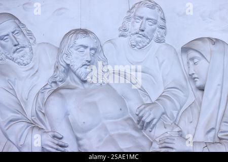 L'église Rédempteur (ou cathédrale notre-Dame). Chemin de croix. 13ème Station : le corps de Jésus est descendu de la croix. Ho Chi Minh ville. Vie Banque D'Images