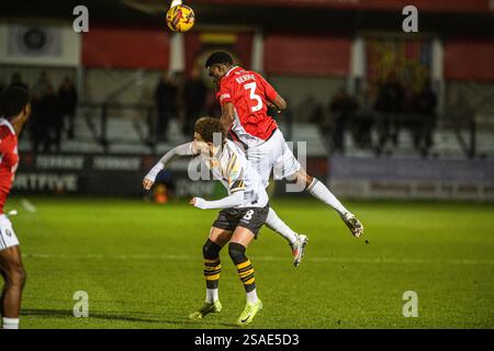 Kevin Berkoe du Salford City FC monte sur Josh Martin du Newport County FC lors du match de Sky Bet League 2 entre Salford City et Newport County au Peninsula Stadium de Salford le mardi 28 janvier 2025. (Photo : Ian Charles | mi News) crédit : MI News & Sport /Alamy Live News Banque D'Images