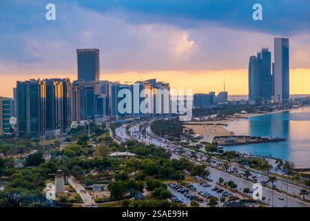Corniche Street après la pluie, Abu Dhabi, Émirats arabes unis Banque D'Images