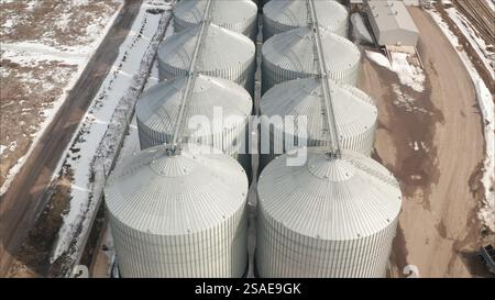 Ascenseur en hiver, vue de dessus. Silos enneigés en hiver. séchoirs industriels à ascenseur, extérieur du bâtiment, stockage et séchage des céréales, blé, maïs, soja Banque D'Images