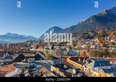 Point de repère aérien de l'hiver Innsbruck. Panorama de la vieille ville et des montagnes sur fond, Innsbruck. Paysage pittoresque des Alpes autrichiennes et de la mairie Banque D'Images