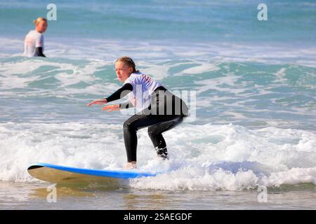 Surfeuses à Piedra Playa, El Cotillo, Oliva, Fuerteventura, Îles Canaries, Espagne, Europe, UE. Prise en novembre 2024 Banque D'Images