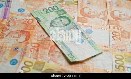Les billets de banque philippins comportant de multiples coupures et des personnages historiques importants sont étalés, mettant en évidence la monnaie d vibrante et diversifiée Banque D'Images
