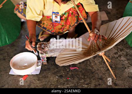 Parapluie en papier fait à la main dans le centre artisanal de bo sang, district de San Kamphaeng, Chiang mai, Thaïlande Banque D'Images