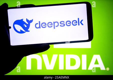 Dans cette illustration photo, un logo Deepseek est affiché sur un smartphone avec un logo NVIDIA en arrière-plan. Banque D'Images