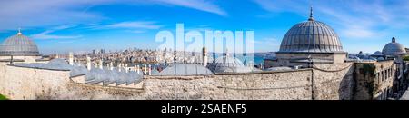 Turquie : Istanbul. Vue sur la ville et le Bosphore depuis l'esplanade de la mosquée Soliman (Suleymaniye) Banque D'Images