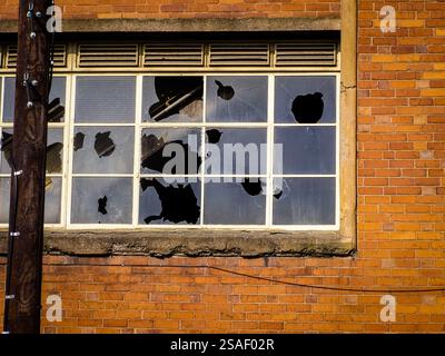fenêtre en verre brisée dans un ancien bâtiment d'usine Banque D'Images