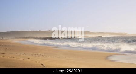 Des vagues qui se brisent sur la plage de Nazaré Banque D'Images