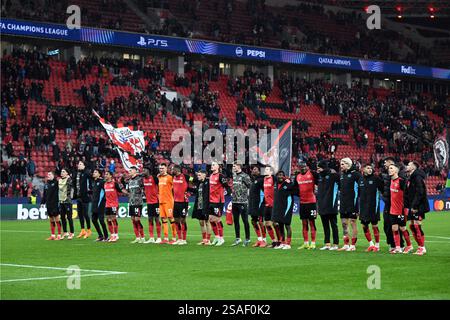 Leverkusen, Allemagne. 29 janvier 2025. Football : Champions League, Bayer Leverkusen - Sparta Prague, tour préliminaire, jour de match 8, dans la BayArena, les joueurs de Leverkusen célèbrent la victoire. Crédit : Federico Gambarini/dpa/Alamy Live News Banque D'Images