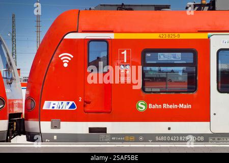 S-Bahn Rhein-main depuis le Rhein-main Verkehrsverbund, Allemagne, Hesse, Giessen Banque D'Images