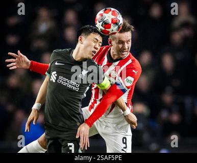 EINDHOVEN - Wataru Endo du Liverpool FC et Luuk de Jong du PSV Eindhoven lors du match de l'UEFA Champions League entre le PSV Eindhoven et le Liverpool FC au Phillips Stadium le 29 janvier 2025 à Eindhoven, pays-Bas. ANP KOEN VAN WEEL Banque D'Images