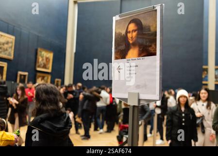 Panneau dirigeant les visiteurs vers „la Joconde“ (Mona Lisa) au Musée du Louvre à Paris, France. Banque D'Images