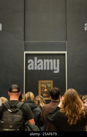 Les visiteurs se rassemblent devant le tableau de Léonard de Vinci „la Joconde“ (la Joconde) au musée du Louvre à Paris, en France. Banque D'Images