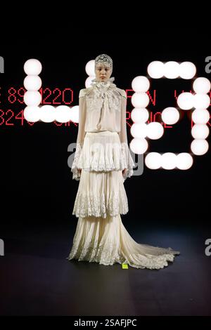 Paris, Frankreich. 29 janvier 2025. Piste VALENTINO haute Couture printemps-été 2025 lors de la semaine de la mode haute Couture à Paris le 2025 janvier - Paris, France 29/01/2025 crédit : dpa/Alamy Live News Banque D'Images