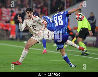 Munich, Allemagne. 29 janvier 2025. Aleksandar Pavlovic (G) du Bayern Munich affronte Kyriakos Savvidis du Slovan Bratislava lors du match de football de la Ligue des Champions de l'UEFA entre le Bayern Munich et Slovan Bratislava à Munich, Allemagne, 29 janvier 2025. Crédit : Philippe Ruiz/Xinhua/Alamy Live News Banque D'Images