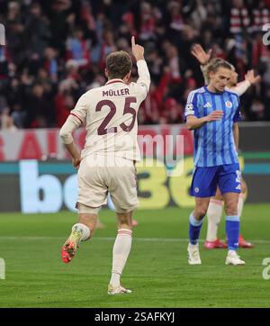 Munich, Allemagne. 29 janvier 2025. Thomas Mueller (G) du Bayern Munich célèbre son but lors du match de football de l'UEFA Champions League entre le Bayern Munich et Slovan Bratislava à Munich, Allemagne, le 29 janvier 2025. Crédit : Philippe Ruiz/Xinhua/Alamy Live News Banque D'Images