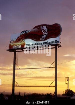 Un panneau d'affichage Coca Cola peint à la main vu contre le ciel du coucher du soleil à Los Angeles, Californie, États-Unis vers les années 1980 Banque D'Images