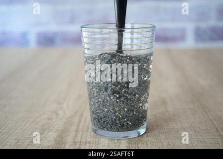 Graines de chia trempant dans l'eau Banque D'Images