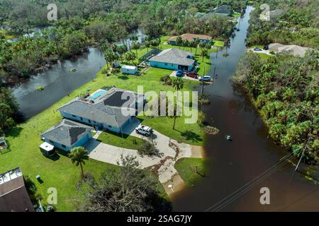Forte inondation avec de l'eau élevée entourant les maisons résidentielles après l'ouragan Ian précipitations dans la zone résidentielle de Floride. Conséquences des catastrophes naturelles Banque D'Images