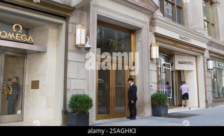 New York City, États-Unis - 11 septembre 2023 : Manhattan Midtown Street, Fifth 5 avenue. Scène urbaine américaine, USA. Piétons de personnes sur le trottoir. Boutiques pour le shopping de mode de luxe. Banque D'Images