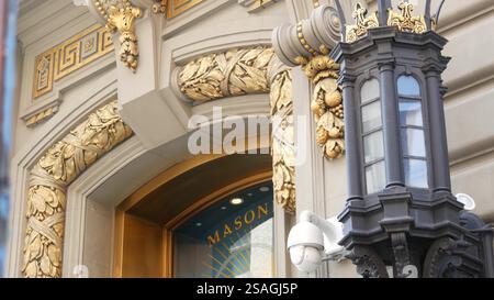 New York City, États-Unis - 6 septembre 2023 : Grand Lodge of Masons bâtiment façade sur Manhattan Street. Architecture du siège social des francs-maçons. Organisation de maçonnerie à NYC, États-Unis. Extérieur de la salle maçonnique. Banque D'Images