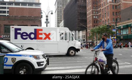New York City, États-Unis - 29 août 2023 : voiture de patrouille de police, USA NYPD 911, Manhattan Midtown 34th Street. American COP auto, 9 avenue. Trafic routier urbain. People, Empire State Building, taxi jaune. Banque D'Images