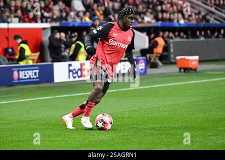 Leverkusen, Allemagne. 29 janvier 2025. Football : Ligue des Champions, Bayer Leverkusen - Sparta Prague, ronde préliminaire, jour de match 8, dans la BayArena, Jeremie Frimpong de Leverkusen joue le ballon. Crédit : Federico Gambarini/dpa/Alamy Live News Banque D'Images