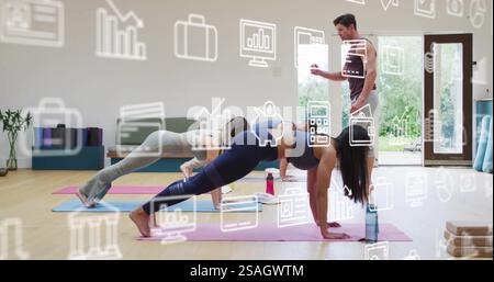 Image du traitement de données numériques sur diverses femmes exerçant en planche avec un instructeur masculin Banque D'Images