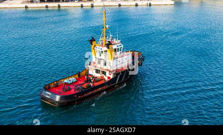 Remorqueur dans le port de Hamilton aidant le bateau de croisière à accoster Banque D'Images