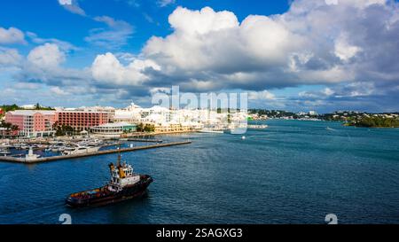 Remorqueur dans le port de Hamilton aidant le bateau de croisière à accoster Banque D'Images