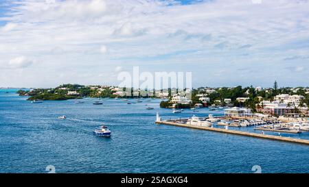 Remorqueur dans le port de Hamilton aidant le bateau de croisière à accoster Banque D'Images