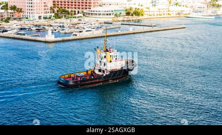 Remorqueur dans le port de Hamilton aidant le bateau de croisière à accoster Banque D'Images