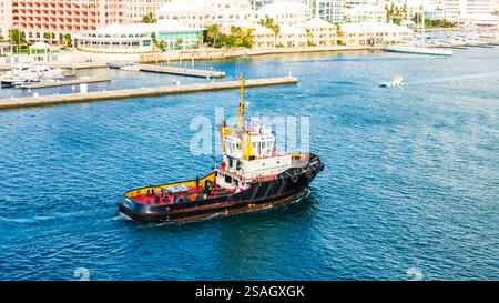 Remorqueur dans le port de Hamilton aidant le bateau de croisière à accoster Banque D'Images