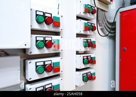 Panneau de commande avec plusieurs interrupteurs et indicateurs utilisés pour l'automatisation industrielle en configuration usine Banque D'Images