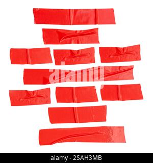 Vue de dessus ensemble de ruban de tissu rouge froissé ou froissé ou ruban de vinyle adhésif dans des bandes est isolé sur fond blanc avec chemin de découpage. Banque D'Images