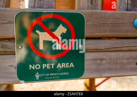 Prince George, Canada - le 25 août 2022 : panneau vert « zone interdite aux animaux » monté sur un mur de bois à Prince George, avec symbole de chien et municipalité barrés Banque D'Images