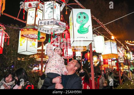 Pékin, province chinoise du Gansu. 22 janvier 2025. Les touristes apprécient un spectacle de lanterne fait main dans le comté de Longxi de la ville de Dingxi, dans la province du Gansu au nord-ouest de la Chine, le 22 janvier 2025. Crédit : Lang Bingbing/Xinhua/Alamy Live News Banque D'Images