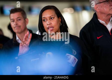 Washington, États-Unis. 30 janvier 2025. Le maire de Washington, DC Muriel Bowser répond à des questions lors d'une conférence de presse avec d'autres représentants du gouvernement sur les efforts de sauvetage après qu'un avion de passagers PSA régional d'American Airlines est entré en collision avec un hélicoptère militaire Black Hawk au-dessus du fleuve Potomac à son approche de l'aéroport national Ronald Reagan à Washington, DC, le mercredi 30 janvier 2025. Photo de Bonnie Cash/UPI crédit : UPI/Alamy Live News Banque D'Images