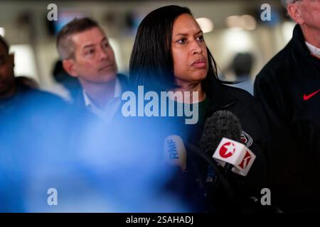 Washington, États-Unis. 30 janvier 2025. Le maire de Washington, DC Muriel Bowser répond à des questions lors d'une conférence de presse avec d'autres représentants du gouvernement sur les efforts de sauvetage après qu'un avion de passagers PSA régional d'American Airlines est entré en collision avec un hélicoptère militaire Black Hawk au-dessus du fleuve Potomac à son approche de l'aéroport national Ronald Reagan à Washington, DC, le mercredi 30 janvier 2025. Photo de Bonnie Cash/UPI crédit : UPI/Alamy Live News Banque D'Images