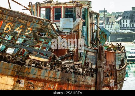 Naufrage d'un navire de pêche dans le cimetière maritime de Camaret-sur-mer, Finistère, Bretagne, France Banque D'Images