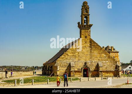 Touristes marchant vers la chapelle notre Dame de Rocamadour, classée monument historique. Camaret sur mer, Finistère, Bretagne, Franc Banque D'Images