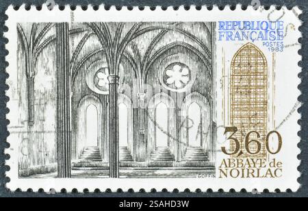 Timbre-poste imprimé par la France, qui montre l'abbaye de Noirlac, vers 1983. Banque D'Images
