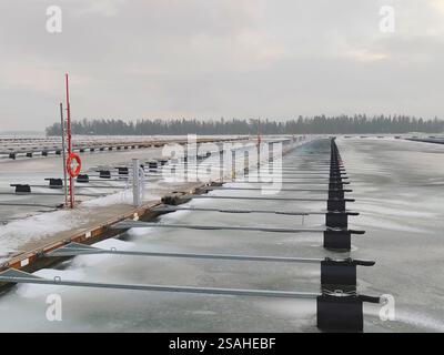 Port de plaisance en hiver, mer Baltique glacée, port gelé vide, saison d'hiver en Finlande, port de plaisance Suomenoja, Finnoo, pays du Nord, conditions froides Banque D'Images