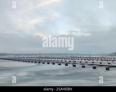 Port de plaisance en hiver, mer Baltique glacée, port gelé vide, saison d'hiver en Finlande, port de plaisance Suomenoja, Finnoo, pays du Nord, conditions froides Banque D'Images