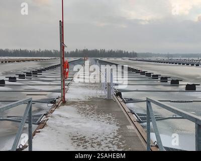Port de plaisance en hiver, mer Baltique glacée, port gelé vide, saison d'hiver en Finlande, port de plaisance Suomenoja, Finnoo, pays du Nord, conditions froides Banque D'Images