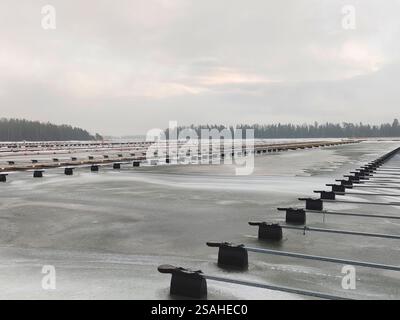 Port de plaisance en hiver, mer Baltique glacée, port gelé vide, saison d'hiver en Finlande, port de plaisance Suomenoja, Finnoo, pays du Nord, conditions froides Banque D'Images